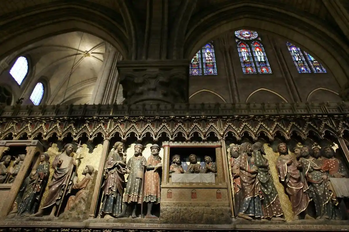 巴黎圣母院大火内部曝光:十字架屹立不倒,十二门徒雕像逃过一劫