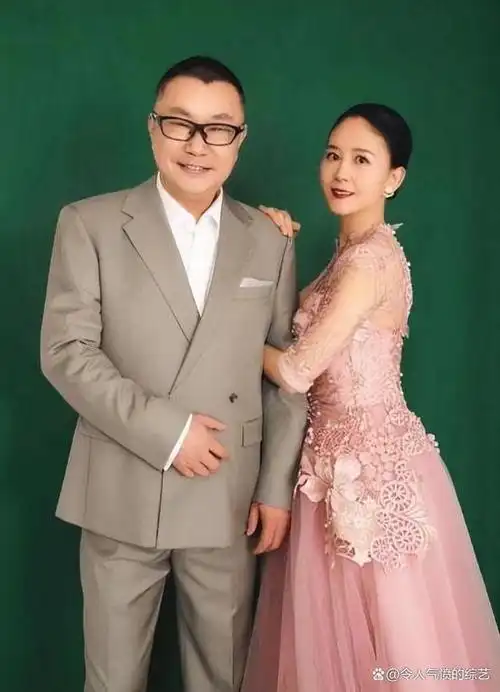 尹相杰带小16岁妻参加聚会!女方身材凹凸有致,颜值不输于文华