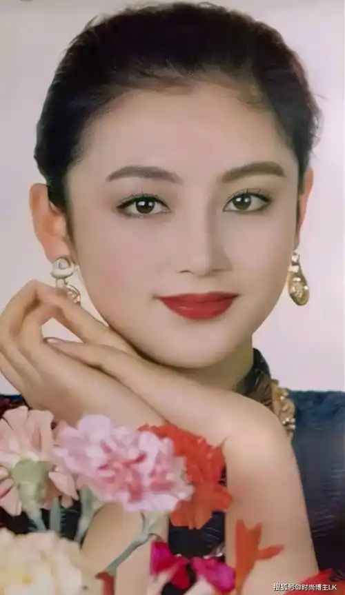 她曾是"大陆第一美人",看年轻旧照就知道她巅峰时到底有多美了_陈红