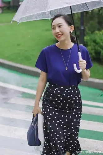 基础款的蓝色上衣搭配波点鱼尾裙,还是繁简结合的配方,很适合微酱驾驭
