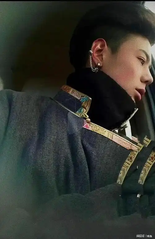 走红后的丁真,开始出席各种活动,在造型上永远把最