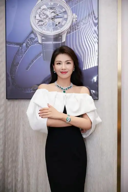 42岁刘涛的"骨感"身材绝了,穿拼接色一字肩连衣裙,锁骨真吸睛|撞色