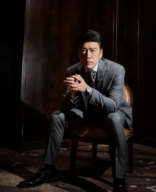 他钟情房东女儿,成名后花千万将妻子宠成宝,结婚二十多年0绯闻