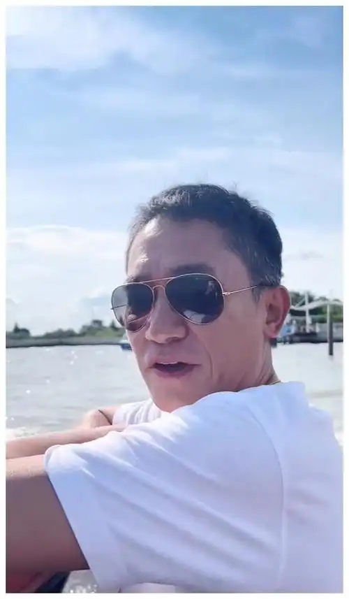 刘嘉玲梁朝伟意大利游甜蜜互动似新婚夫妻荣膺终身成就奖