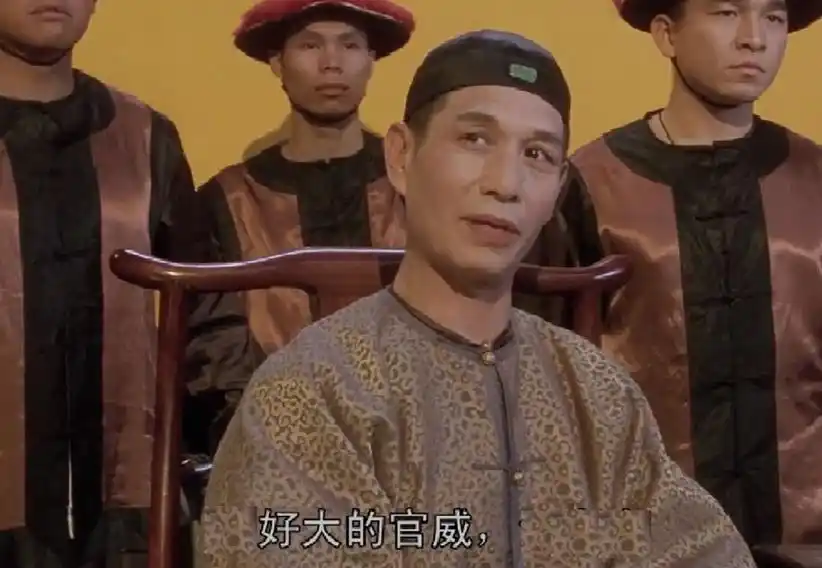 好大的官威:村民撞到村长家的狗,被村长和村治安队追到家里殴打