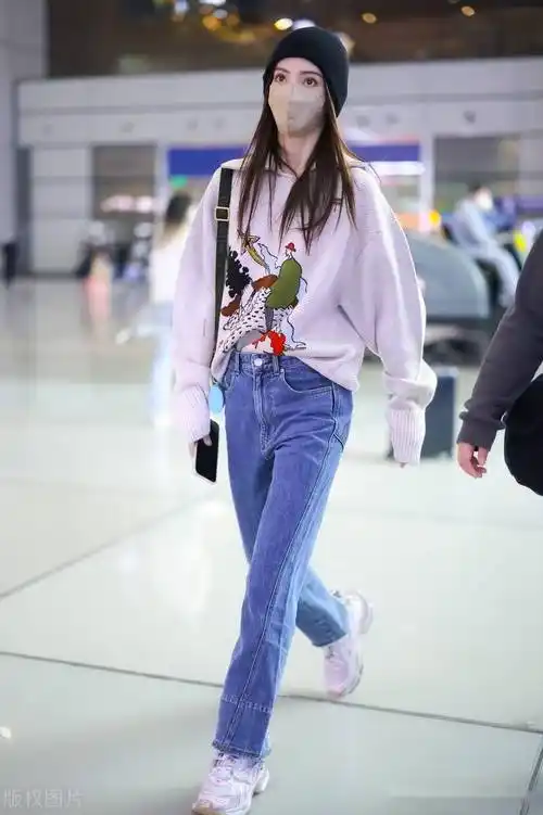 2021年11月20日,金晨机场街拍,穿polo领毛衣 直筒牛仔裤 运动鞋 毛线