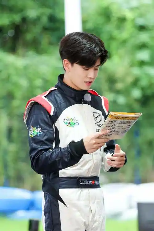 《嗨放派》第3期:王嘉尔任嘉伦游乐场放飞自我_综艺