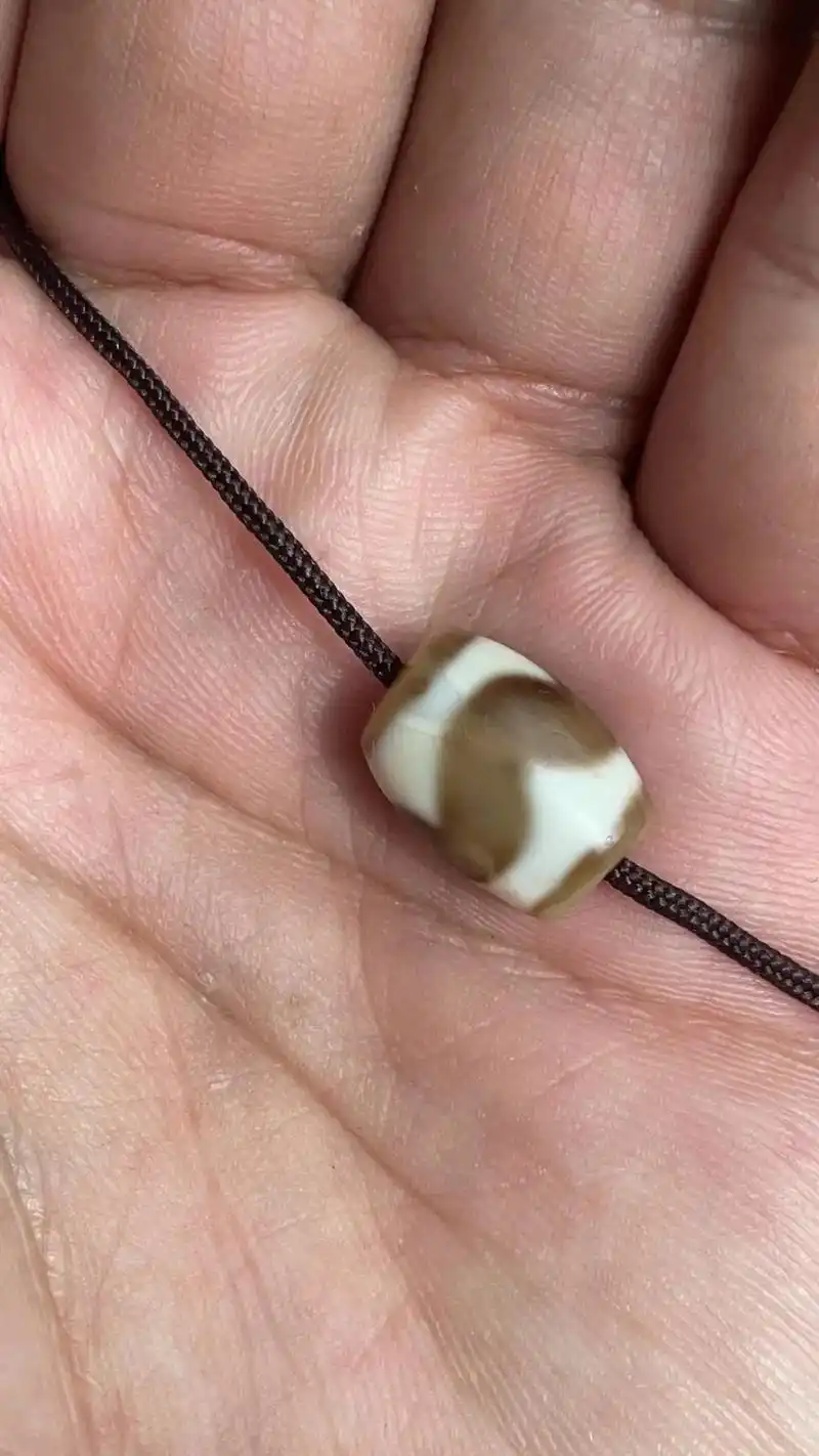 千年至纯 版本:虎牙天珠 材质:玛瑙 尺寸:对孔14 ,直径 - 抖音