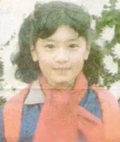 贾静雯童年嫩照曝光露俏皮笑容