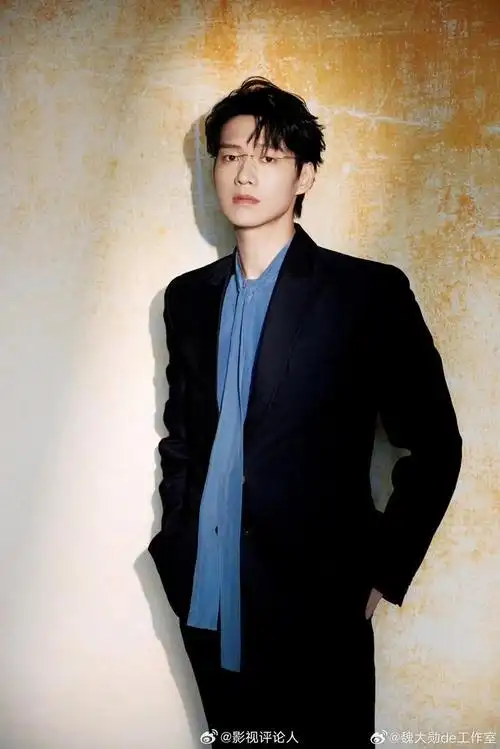 还有谁还不知道魏大勋曾经是jyp影视部的艺人呀 我们艳姐有自己专属的