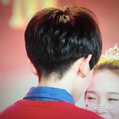 不知道粉丝们有没有注意过源源的鬓角,从小到大一直保持着锅盖头的源