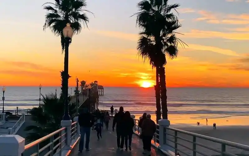 漫步黄昏时分的加利福尼亚州【日落大道-梁博】