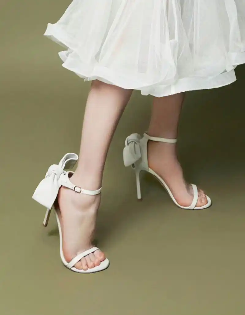 演员杨紫美脚摆拍照,2016年,杨紫凭借主演的都市职场女性剧《欢乐颂》