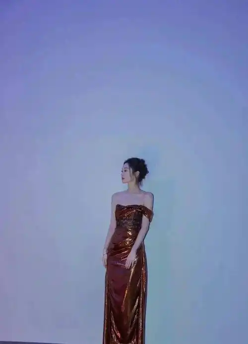 又是被宋轶美到的一天,曾谈理想型:安静成熟比我黑_白敬亭_戚薇_礼服