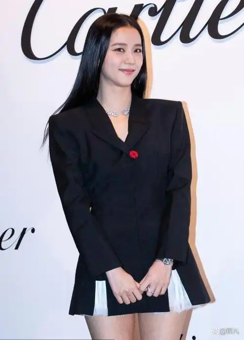 韩国女星金智秀穿超短裙大秀长腿!雪肤玉貌美得让人窒息