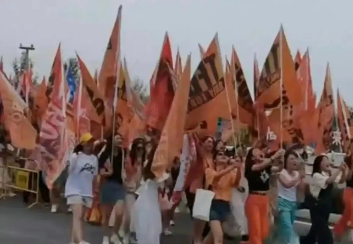 tfboys的十年之约演唱会上,粉丝们的应援氛围真的有点像《还珠格格》