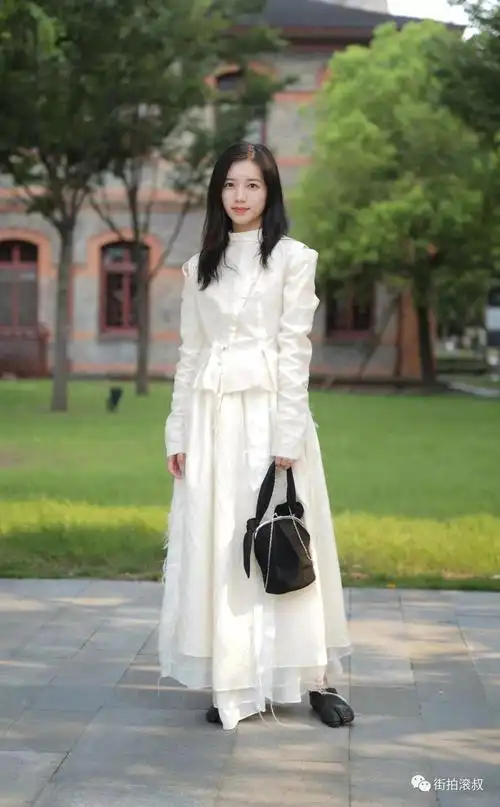 滚叔街拍若小黑裙是经典那么小白裙可以算是永恒了