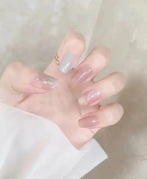 上班族淡雅美甲图片