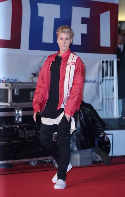 「考古时间」2015年的11月7日,比伯@justinbieber参加法国9193的