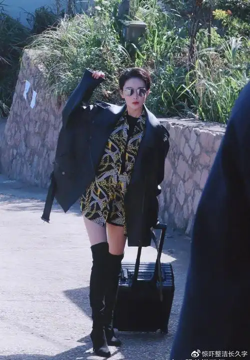 张馨予和老公隔空秀恩爱同穿衬衫干练洒脱衣摆塞一半精致时髦