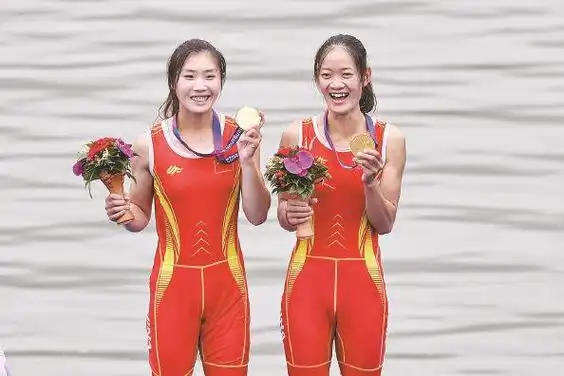 中国组合邹佳琪(左),邱秀萍上午斩获亚运首金 特派记者 李铭珅 摄