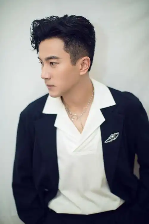 刘恺威现身武汉夜市,大口吃5块钱路边摊,坐街边板凳嗦粉无人识