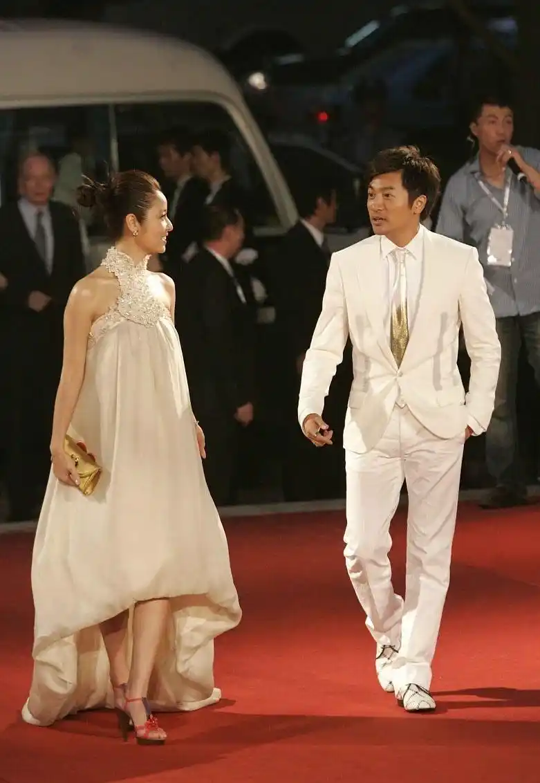 林心如才是"黑美人",一身公主裙纤瘦迷人,同框苏有朋肤色亮了