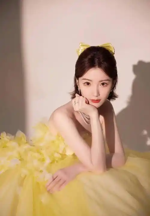 毛晓彤穿黄色花朵抹身材蓬蓬裙 明艳靓丽 俏皮可爱 露香肩雪肤甜美动