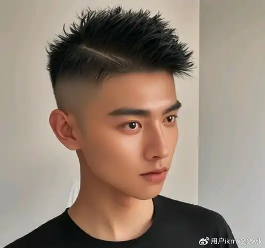 男士飞机头,这是一款帅气有型的发型,适合脸型较长或者额头较高的男士