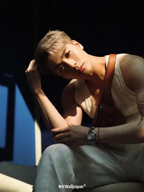 放一些王嘉尔的帅图吧