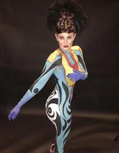 外国女子行为艺术,"一身清凉"乘公交,车上司机:羞耻心呢?