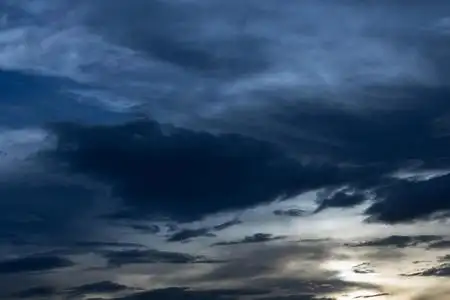 黑色的云在黑暗的天空,夜晚天空的万圣节背景照片