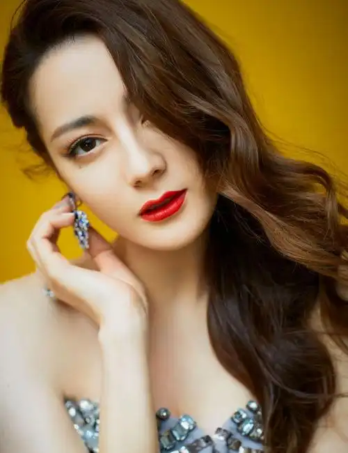 迪丽热巴气质出众,穿蓝色亮片网纱长裙,盈盈而立,简直酷飒了