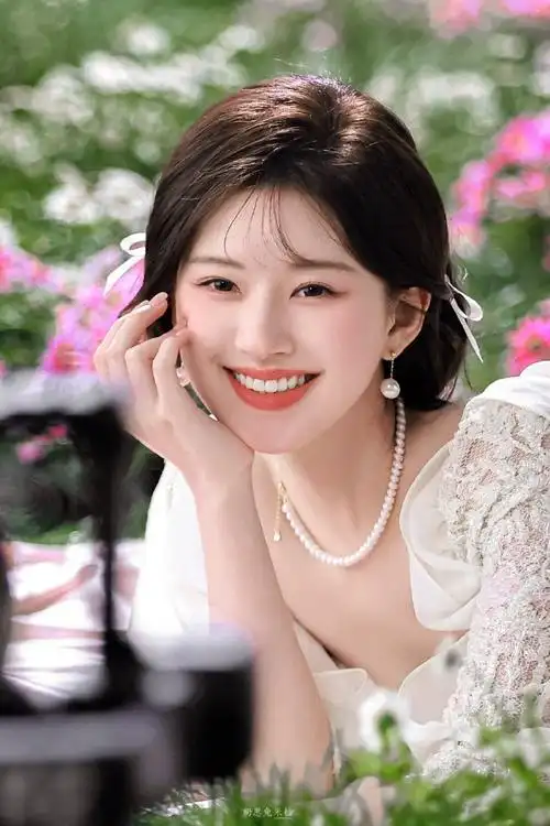 赵露思你好星期六比心饭拍##赵露思的多巴胺手机壳