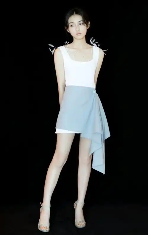 最时尚有一种甜美叫做穿粉色裙子的张子枫,搭配精致妆发,温柔迷人!