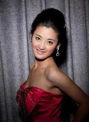 春晚小宫女肖婷佳爆红 清纯生活照胜于谋女郎