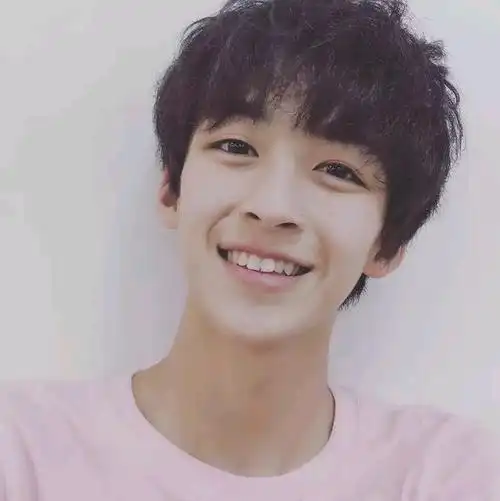 何洛洛笑起来的图片高清版 2022何洛洛wink扎眼图片最新-明星图片