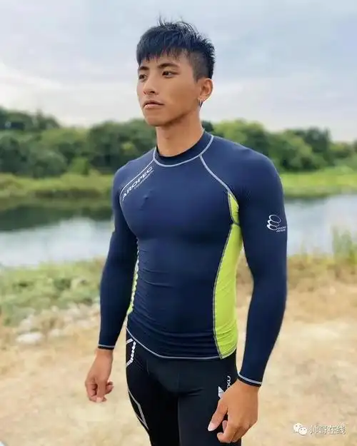 21岁腹肌体育生穿紧身衣爆红轻艇运动小狼狗网友们喜欢吗