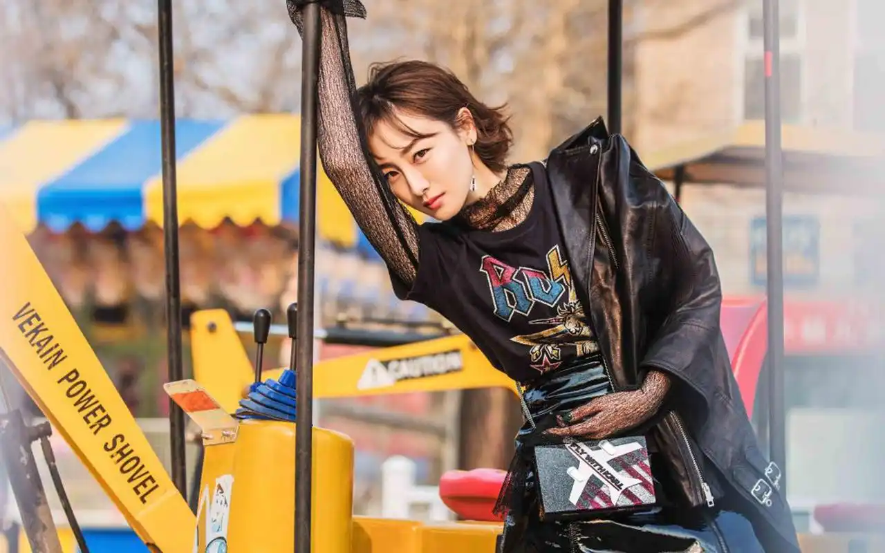 首页 桌面壁纸 大陆明星 叶青时髦酷girl潮流写真图片电脑壁纸1920