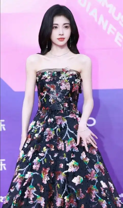 盛典红毯:孟佳好敢穿!但内娱「白幼瘦」审美,弊端出来了_腾讯新闻