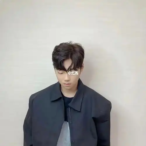 头顶纹理清晰自然蓬松后脑勺饱满,刘海修饰脸型减龄神器#男士发型参考