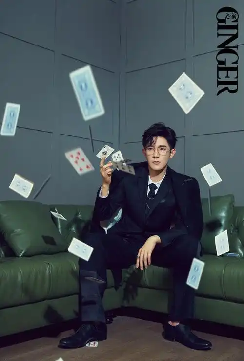 "温文尔雅"季肖冰的绅士穿搭,戴上眼镜后更有魅力