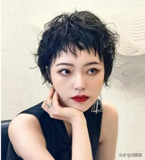 披肩发烫发发型图片(女人过了30岁) - 赤虎壹号