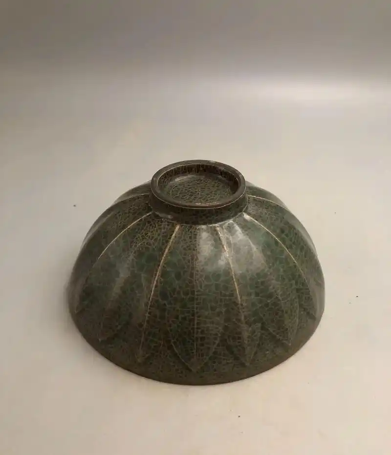 南宋龙泉溪口官窑梅子青莲瓣大碗.#器物之美 #老物件 #藏品 - 抖音