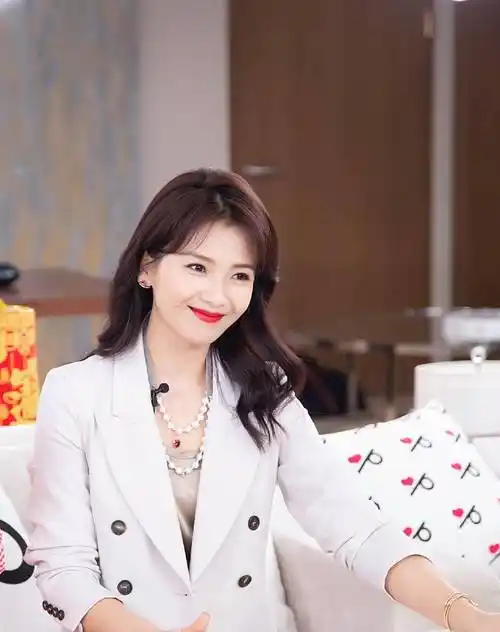 原创45岁女人显年轻的发型有哪些中长直发或卷发都很好时尚又优雅