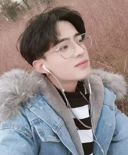 00后男生中分 短发发型