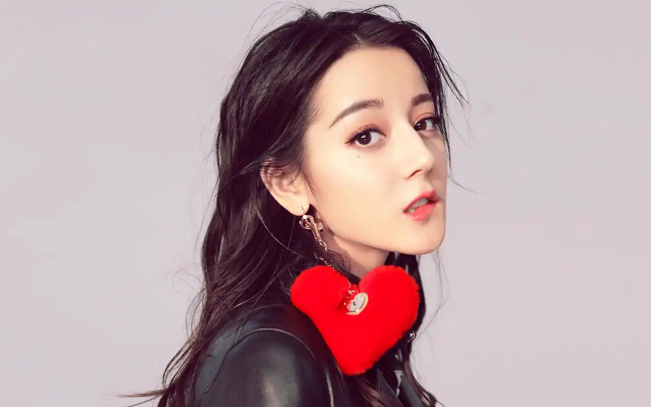 迪丽热巴封面时尚写真高清图片桌面壁纸