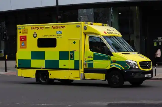 英国救护车工作人员计划明年继续这样做法国本周20万人高铁票被取消
