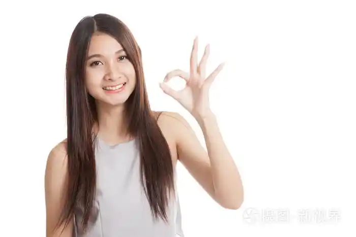 美丽的年轻亚洲女子显示 ok 的手势