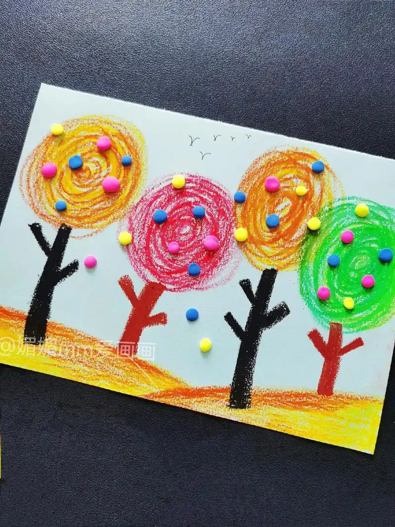 《秋天的果树》小班小朋友的秋天创意画来啦,用油画棒大胆的画圈 - 抖